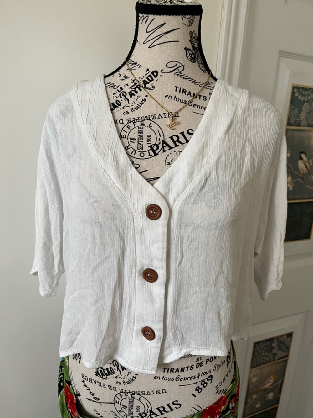 💗Cropped White Button-Front V-Neck Top with Wooden Buttons